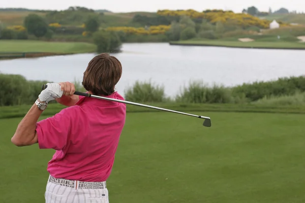 Muž swing golf na golfovém hřišti — Stock fotografie