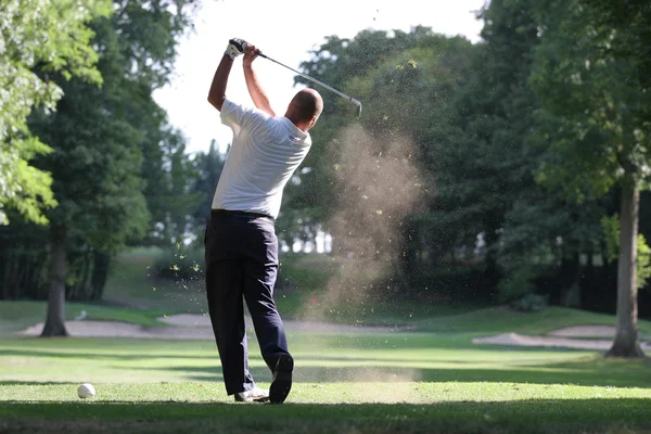 Homme swing de golf sur un terrain de golf — Photo