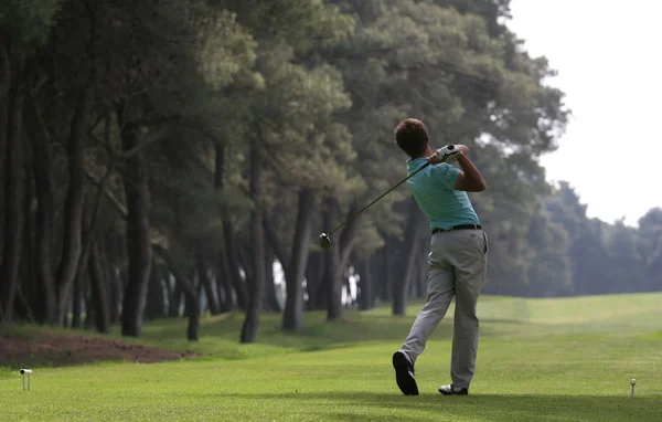 Hombre swing de golf en un campo de golf —  Fotos de Stock