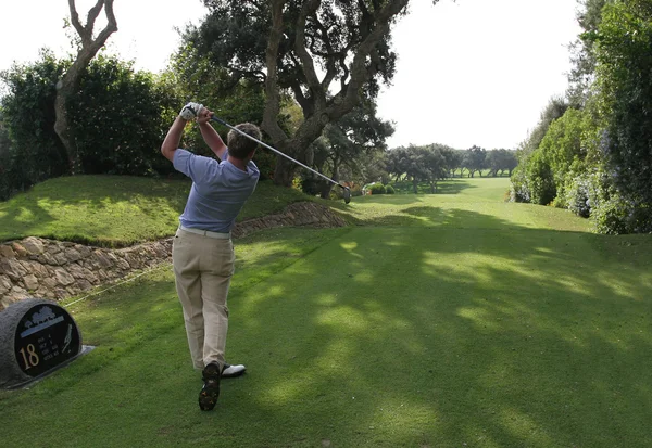 Homme swing de golf sur le terrain de golf — Photo