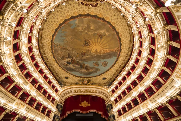 Interiores do Teatro San Carlo, ópera de Nápoles, itália — Fotografia de Stock