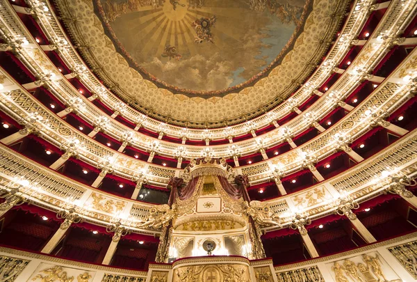 Interiores do Teatro San Carlo, ópera de Nápoles, itália — Fotografia de Stock