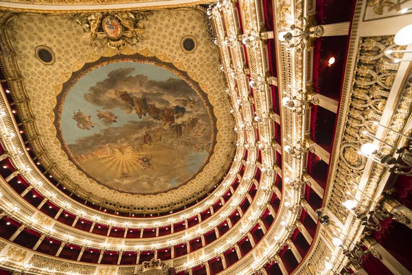 Teatro San Carlo, Ópera de Nápoles, Italia — Foto de Stock