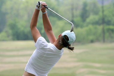 Bayan golf salıncak bir golf sahası