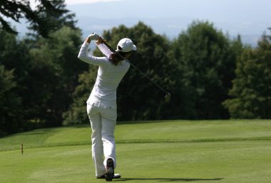 Bayan golf salıncak bir golf sahası