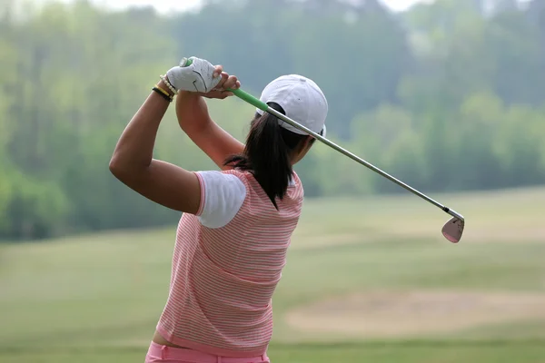 Balanço de golfe Lady em um campo de golfe — Fotografia de Stock