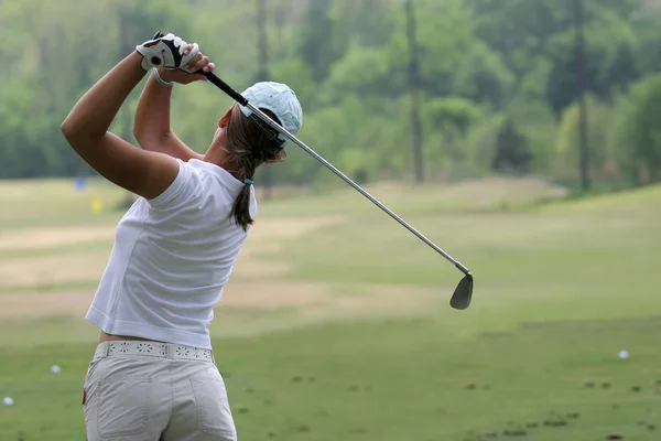 Balanço de golfe Lady em um campo de golfe — Fotografia de Stock