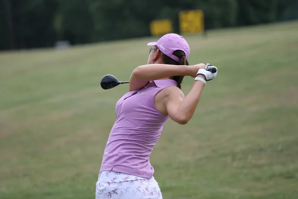 Lady golfschommeling op een golfbaan — Stockfoto