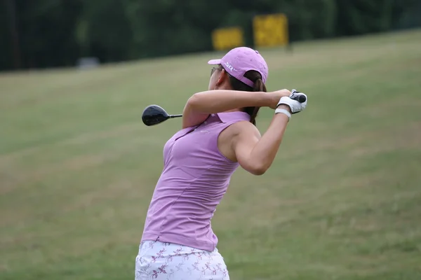 Balanço de golfe Lady em um campo de golfe — Fotografia de Stock