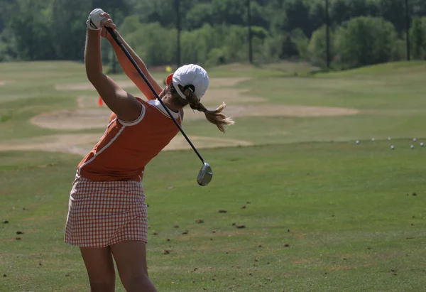 Balanço de golfe Lady em um campo de golfe — Fotografia de Stock