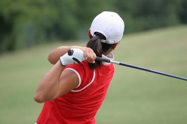 Bayan golf salıncak bir golf sahası
