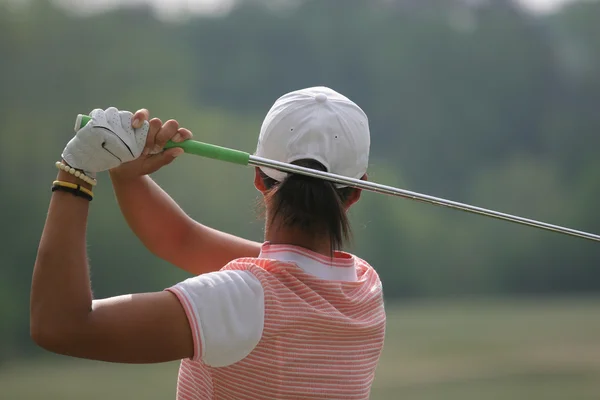 Swing Lady golf sur un terrain de golf — Photo