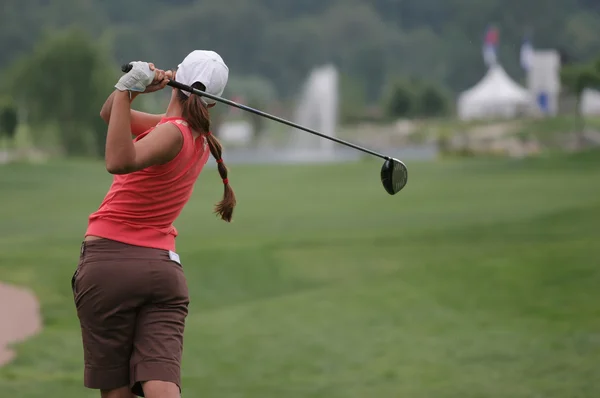 Balanço de golfe Lady em um campo de golfe — Fotografia de Stock