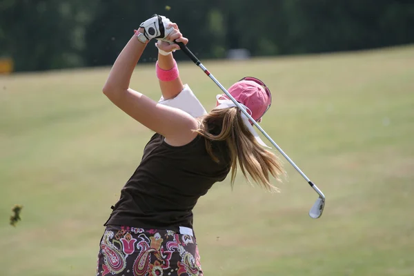 Balanço de golfe Lady em um campo de golfe — Fotografia de Stock