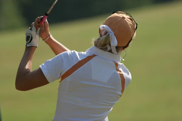 Balanço de golfe Lady em um campo de golfe — Fotografia de Stock