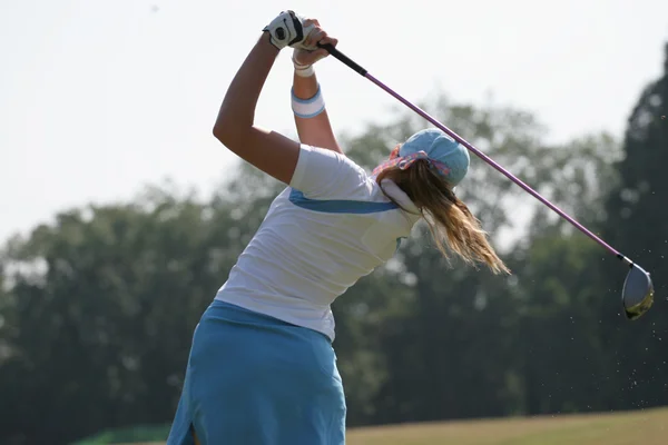 Balanço de golfe Lady em um campo de golfe — Fotografia de Stock