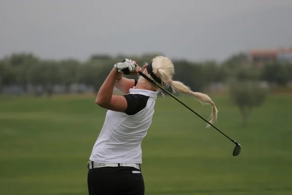 Κυρία ταλάντευσης γκολφ στο γήπεδο γκολφ — Φωτογραφία Αρχείου