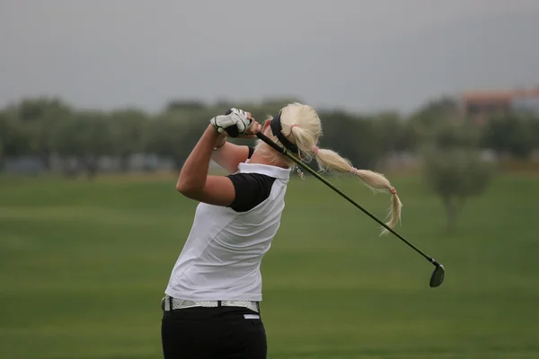 Balanço de golfe Lady em um campo de golfe — Fotografia de Stock