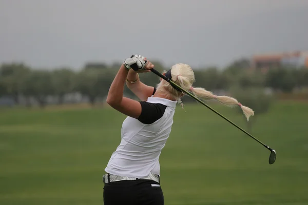 Balanço de golfe Lady em um campo de golfe — Fotografia de Stock