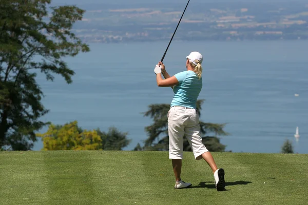 Lady golf swing su un campo da golf — Foto Stock