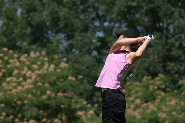 Lady swing de golf en un campo de golf — Foto de Stock