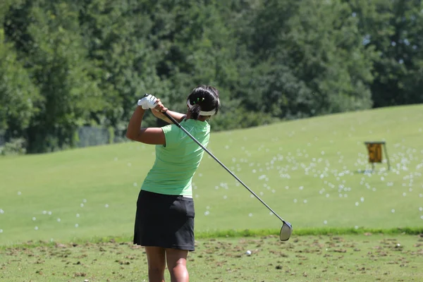 Pani golfa huśtawka na polu golfowym — Zdjęcie stockowe