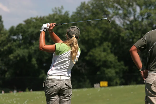 Balanço de golfe Lady em um campo de golfe — Fotografia de Stock