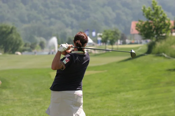 여자 골프 코스에서 골프 스윙 — 스톡 사진