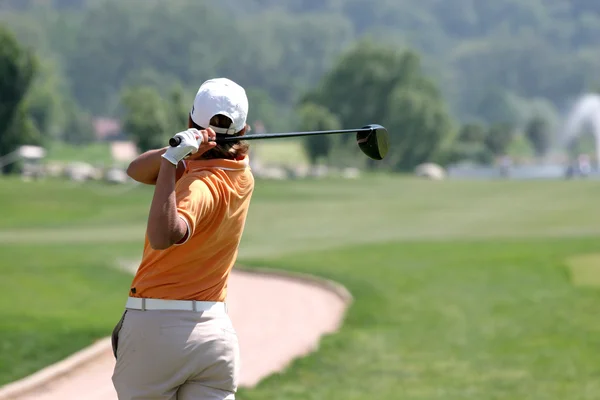 Леди гольф качели на поле для гольфа — стоковое фото