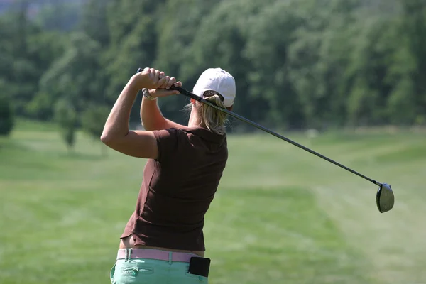 Balanço de golfe Lady em um campo de golfe — Fotografia de Stock