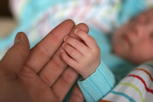 Händerna på en bebis som sover — Stockfoto
