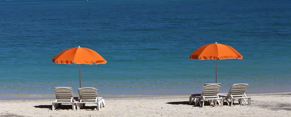 Sonnenschirme und Strand in mauritius island — Stockfoto