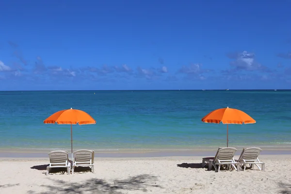 Sombrillas y playa en Isla Mauricio — Foto de Stock