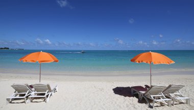 Şezlong ve plaj Mauritius Adası
