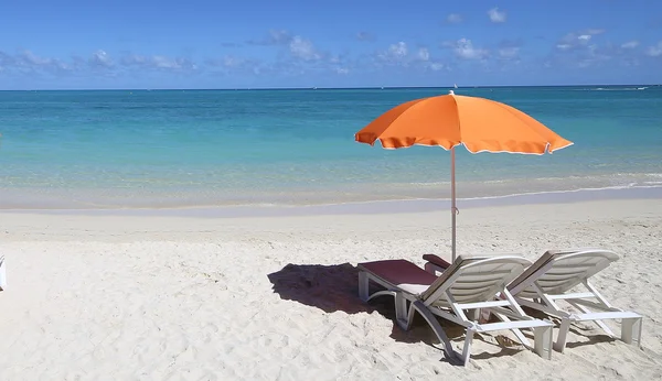 Sombrillas y playa en Isla Mauricio — Foto de Stock