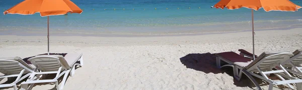 遮阳伞和毛里求斯岛的海滩 — 图库照片