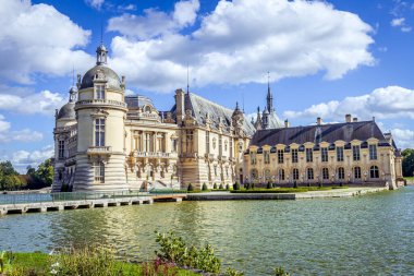 CHANTILLY, OISE, FRANCE 15 Eylül 2025: Chantilly Şatosu 'nun dış mimari dekorları