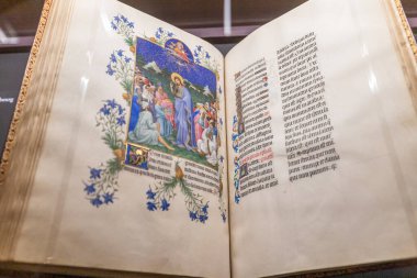 bir kütüphanede eski bir Ortaçağ el yazması.