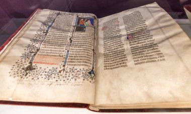 bir kütüphanede eski bir Ortaçağ el yazması.