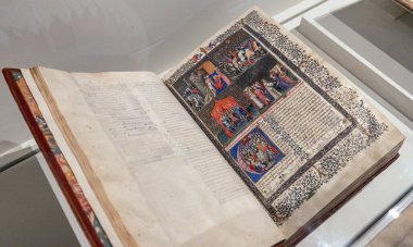 bir kütüphanede eski bir Ortaçağ el yazması.