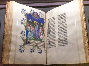 bir kütüphanede eski bir Ortaçağ el yazması.