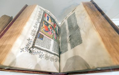 bir kütüphanede eski bir Ortaçağ el yazması.