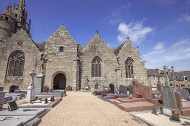 TREDEZ LOQUEMEAU, FINISTthe, BRANY, FRANCE, 17 MAYIS 2025: Parish Close Kilisesi 'nin dış ve mimari ayrıntıları, Fransızca terim enclos paroissial 