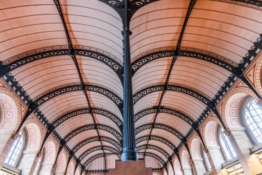 PARIS, FRANCE, SEPTEMBER 21, 2025: Sanat Dekoratif Sainte Genevieve kütüphanesinin mimari detayları, Fransız mimar Henri Labrouste tarafından 1851 yılında inşa edildi.