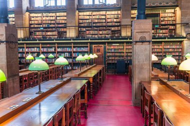 PARIS, FRANCE, SEPTEMBER 21, 2025: Sanat Dekoratif Sainte Genevieve kütüphanesinin mimari detayları, Fransız mimar Henri Labrouste tarafından 1851 yılında inşa edildi.