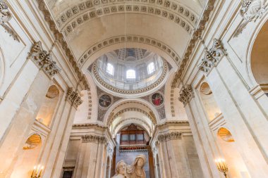 PARIS, FRANCE, SEPTEMBER 21, 2025: Sorbonne Üniversitesi 'nde 1253 yılında kurulan şapelin iç mimari ve mimari dekorasyonu