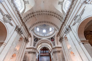 PARIS, FRANCE, SEPTEMBER 21, 2025: Sorbonne Üniversitesi 'nde 1253 yılında kurulan şapelin iç mimari ve mimari dekorasyonu