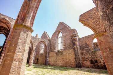 PLOUVELIN, FINISTthe, BRANY, FRANCE, 20 HAZİRAN 2025: Saint-Mathieu de fine-terre manastırı harabeleri