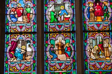 QUIMPER, FINISTthe, BRANY, FRANCE, 26 Haziran 2025: Saint Corentin katedralindeki vitray pencerelerinin detayları