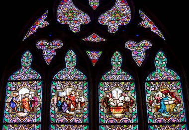 QUIMPER, FINISTthe, BRANY, FRANCE, 26 Haziran 2025: Saint Corentin katedralindeki vitray pencerelerinin detayları